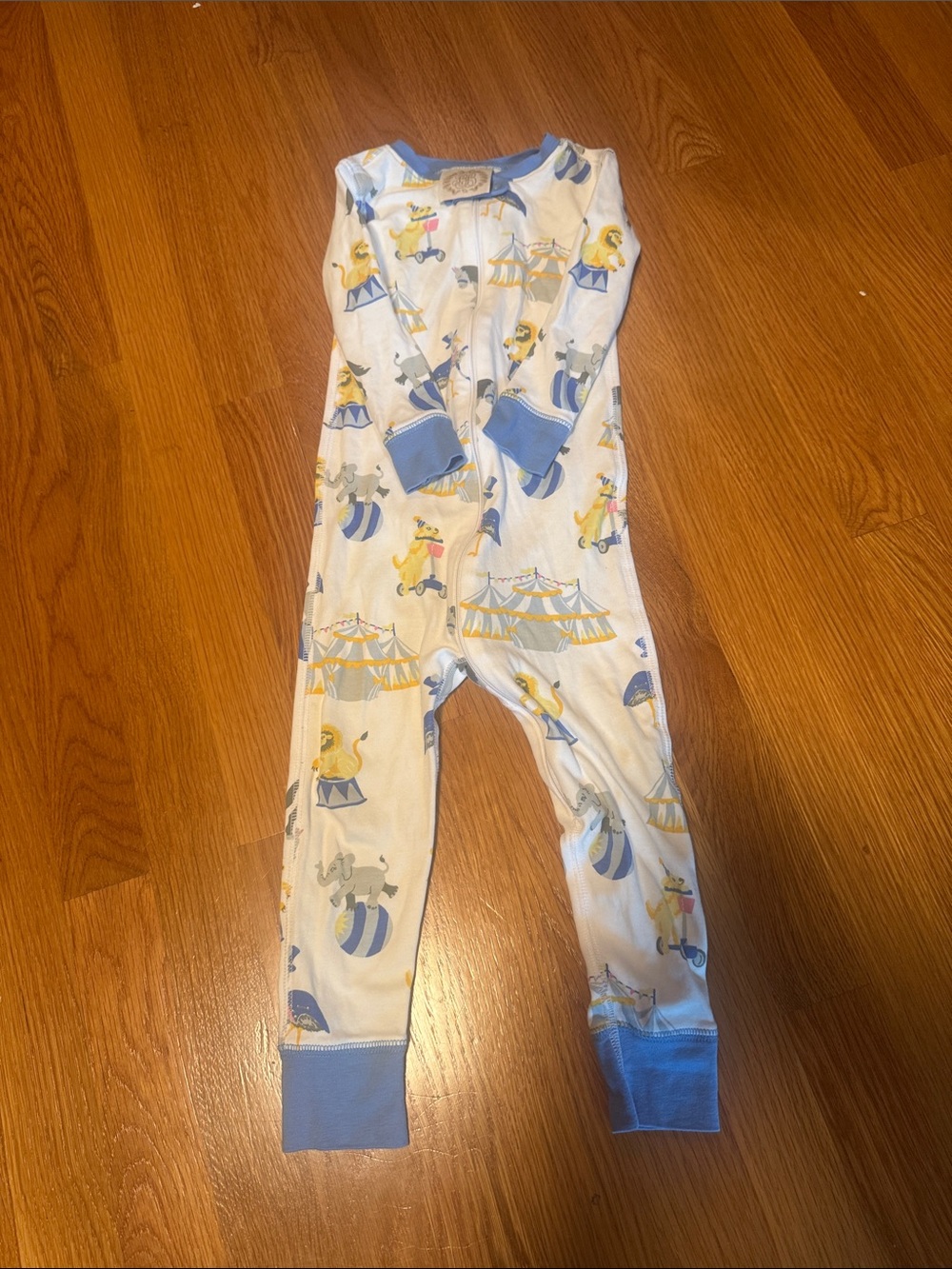 The Beaufort Bonnet Company Kids White and Blue Circus Print Footless Pajamas